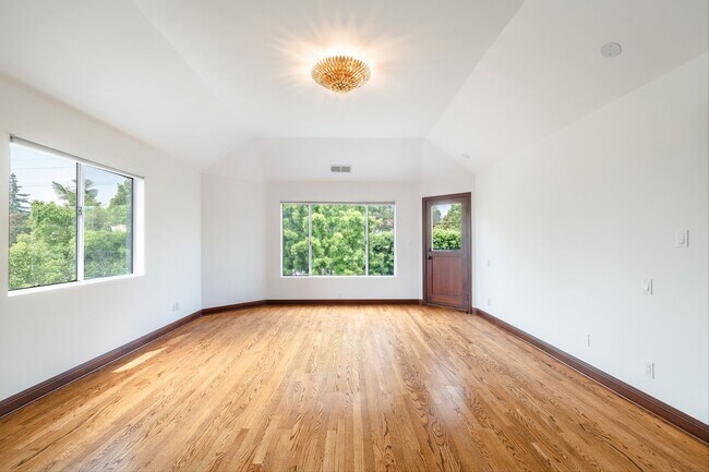 Building Photo - 6 Bed 5 Bath House with Fully Converted Co...