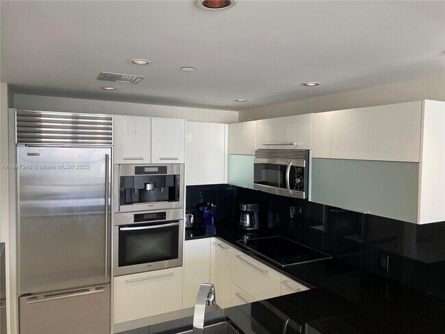 Building Photo - 17121 Collins Ave