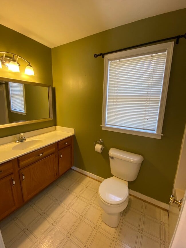 Building Photo - Great location In Mechanicsville! Three bedrooms plus bonus room/fourth bedroom, 2.5 baths and ga...