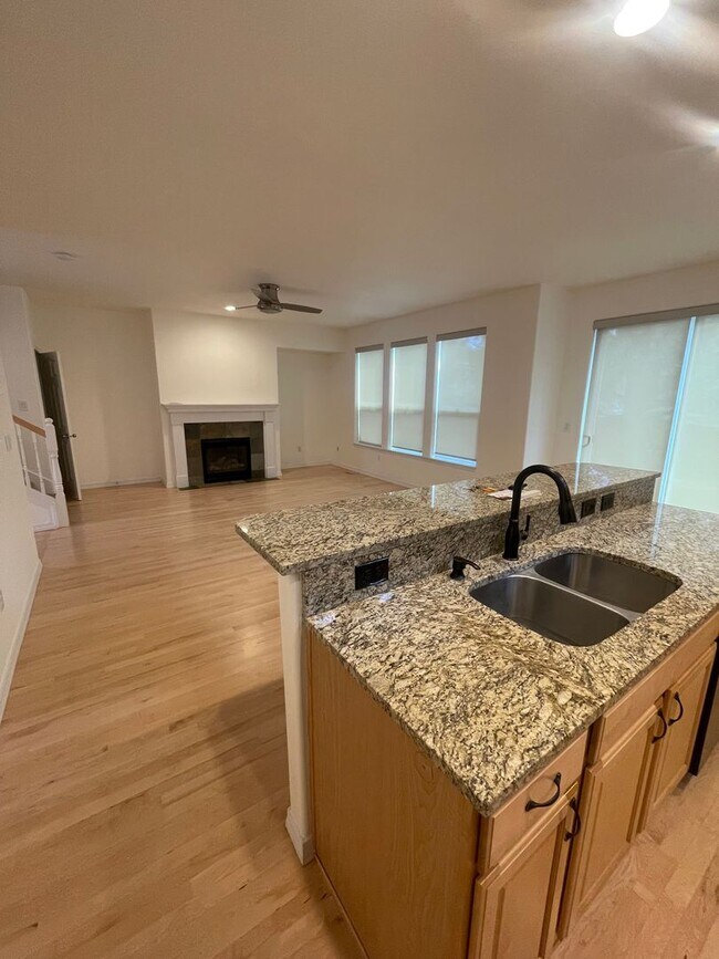 Building Photo - 2 Story Townhouse in Bend