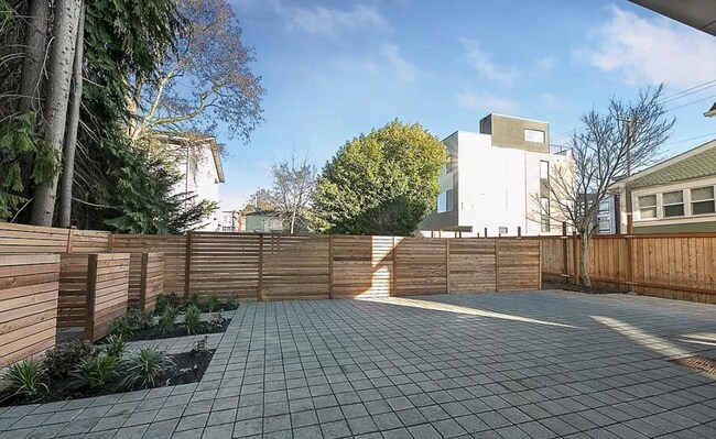Building Photo - Modern 3B/2Ba Light & Bright Ballard Townhome!
