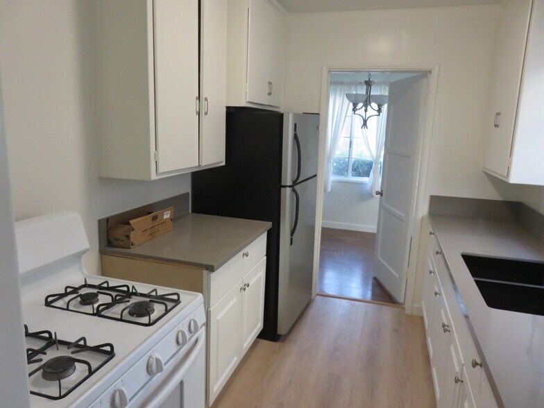 Building Photo - 828 W Glenoaks Blvd