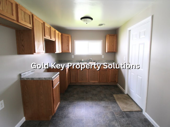 Building Photo - Fully Updated 2 BR 1 BA House with Covered...