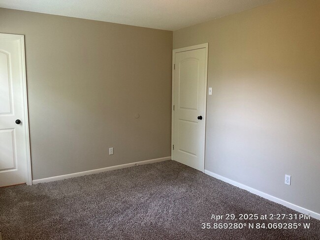 Building Photo - 3 Bedroom / 2.5 Bath House Available Now