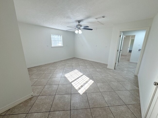 Building Photo - 310 W Pineshadows Dr