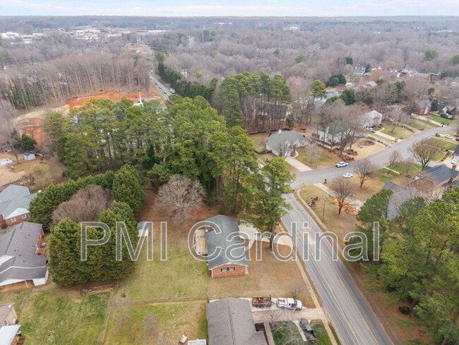 Building Photo - 2616 Redbud Dr