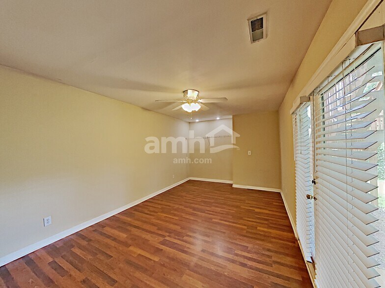 Building Photo - 223 Eagle Glen Way