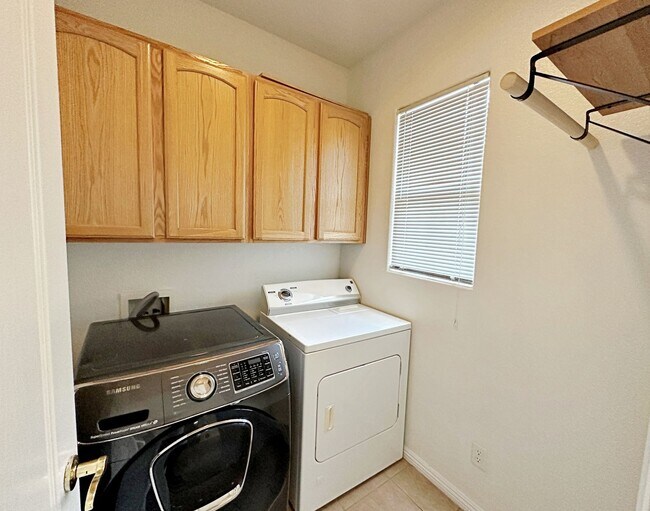 Building Photo - 4 BEDROOM HOME 3 CAR GARAGE ON A CORNER LO...