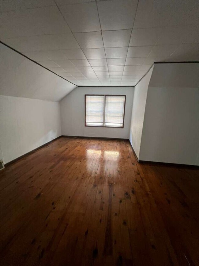 Building Photo - A Single family home with Garage in Garfield Heights
