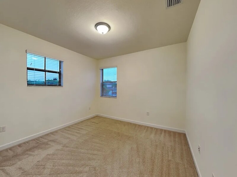 Building Photo - 124 SE 35 Ave