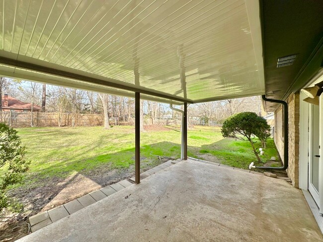 Building Photo - Available now! Newly Updated 3/2/2! Large ...
