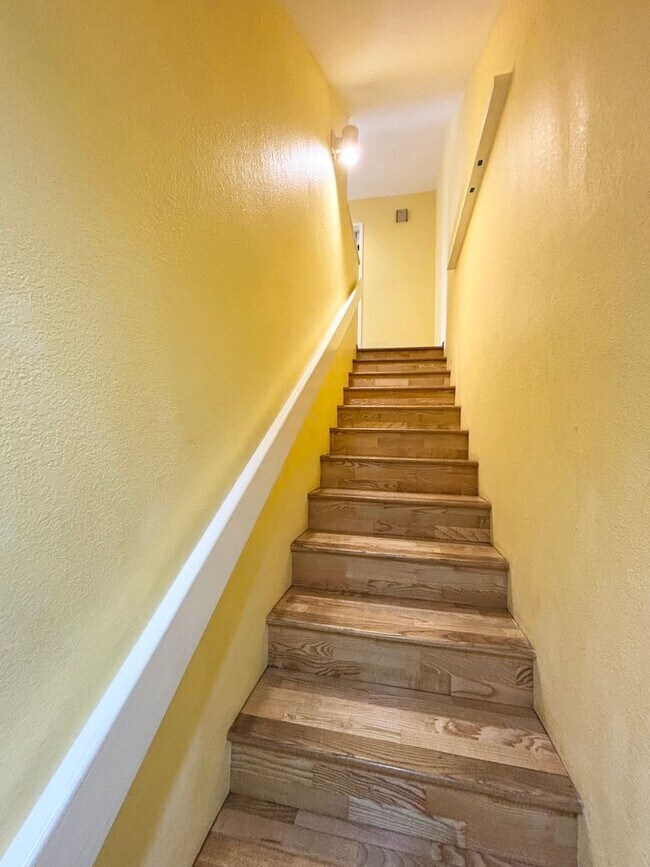 Building Photo - 2 Bedroom 1.5 Bathroom 2 Parkings at Nuuanu Streamside Spacious Ground Floor Unit Available Now!
