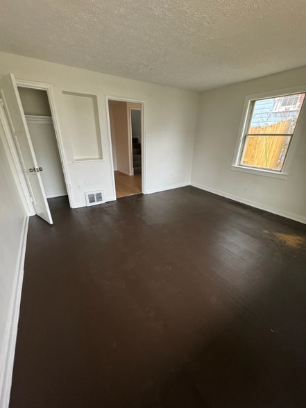 Building Photo - 240 E Siebenthaler Ave