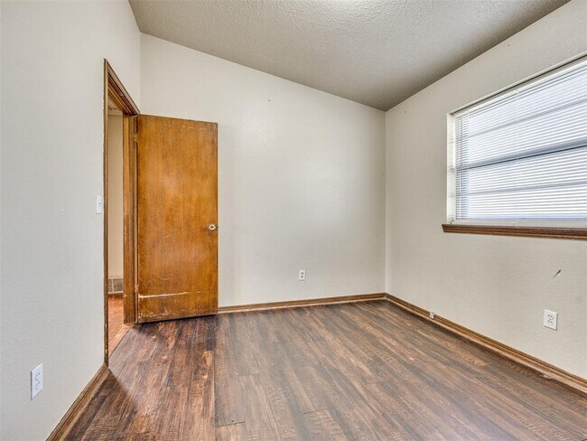 Building Photo - 837 Briarlane Rd