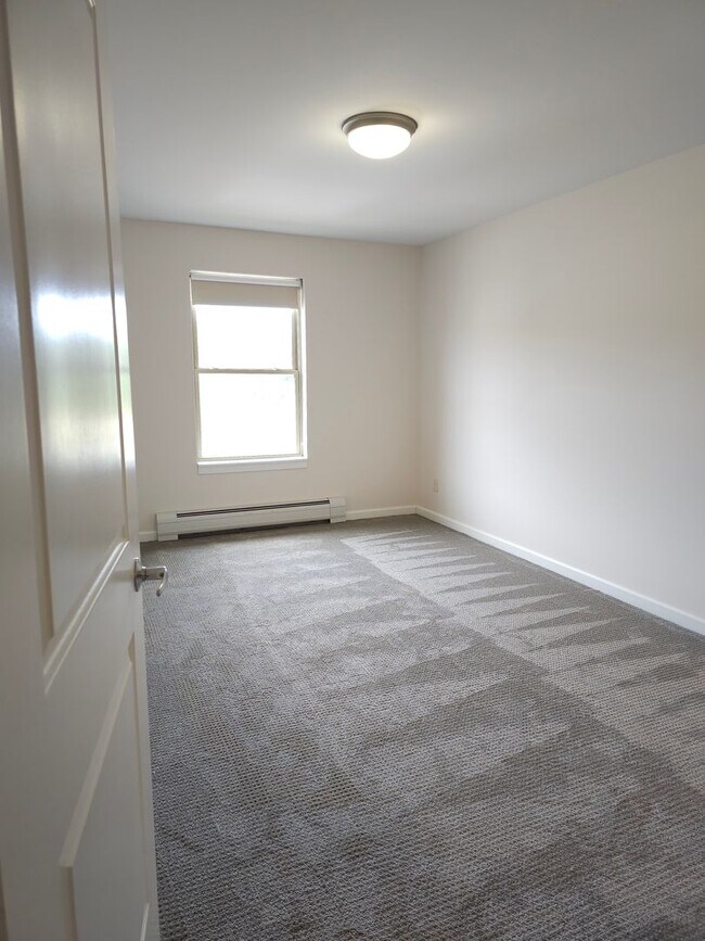 Building Photo - Here's a 1 Bedroom Apartment waiting for you!