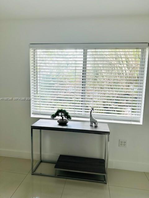 Building Photo - 1030 NE 80th St