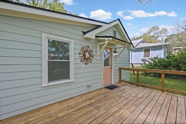 Building Photo - 441 Oak Dr