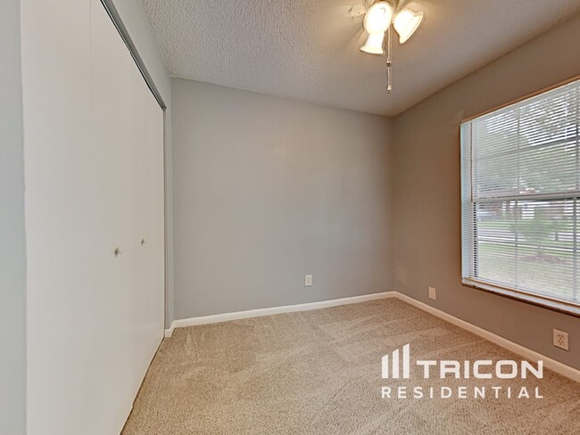Building Photo - 704 Falkirk Ave