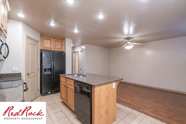 Building Photo - Beautiful 3 bedroom, 2.5 bathroom Townhome...