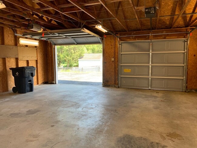 Building Photo - CONTRACT PENDING!!Spacious 2-story, 3 bed/...