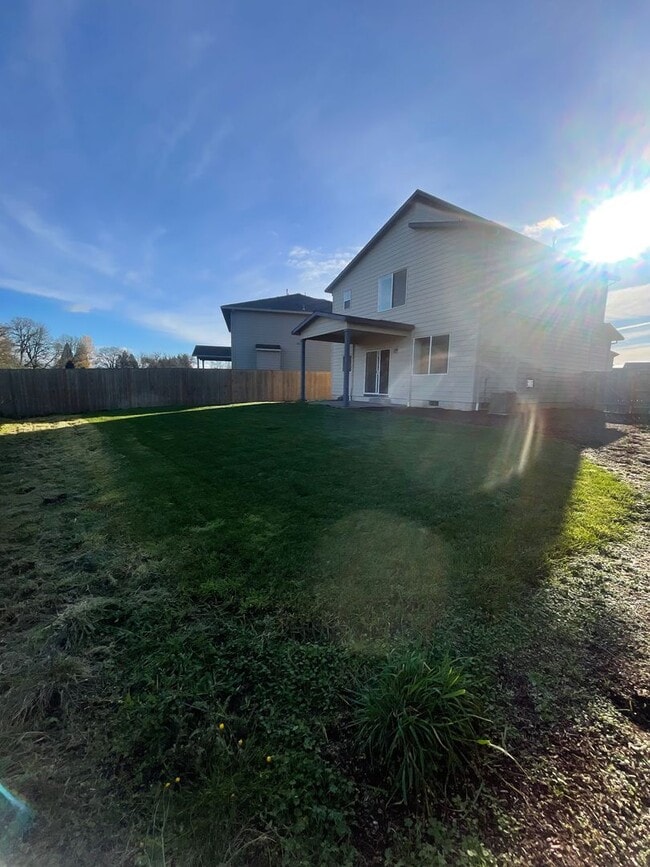 Building Photo - ** MOVE IN SPECIAL!** Must See in NE Albany!