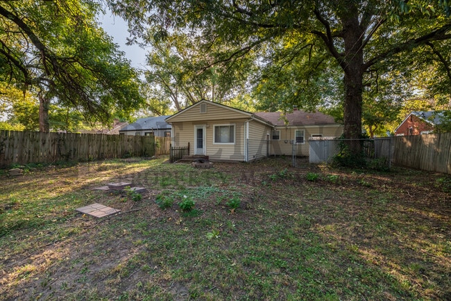 Building Photo - 2046 N Burns Ave