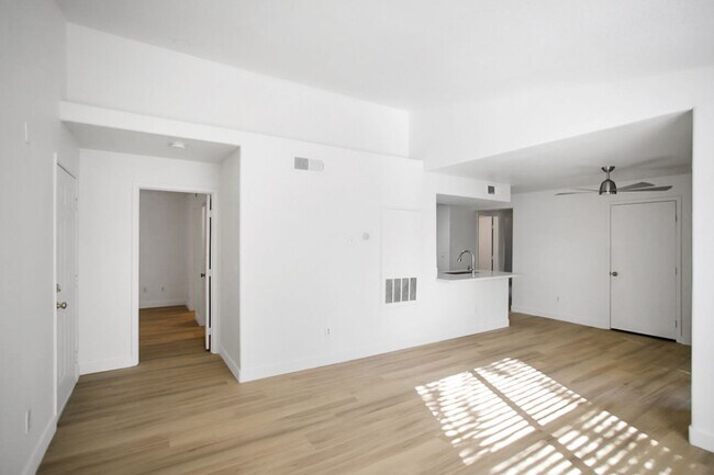 Building Photo - 3 Bedroom, 2 Full Bath Condo In Great Location