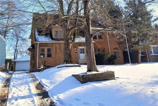 Building Photo - 3037 Kiwatha Rd