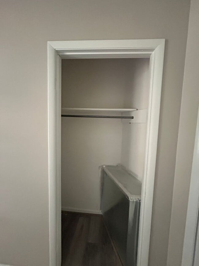 Building Photo - 310 W 6th St