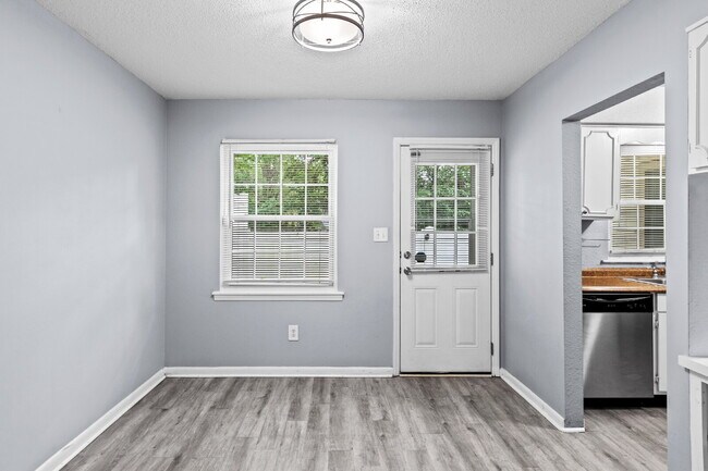 Building Photo - "Charming 2-Bed Condo in Greensboro with S...