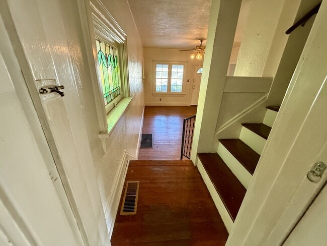 Building Photo - 44 E Parkwood Dr