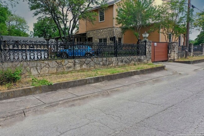 Building Photo - 206 Stace
