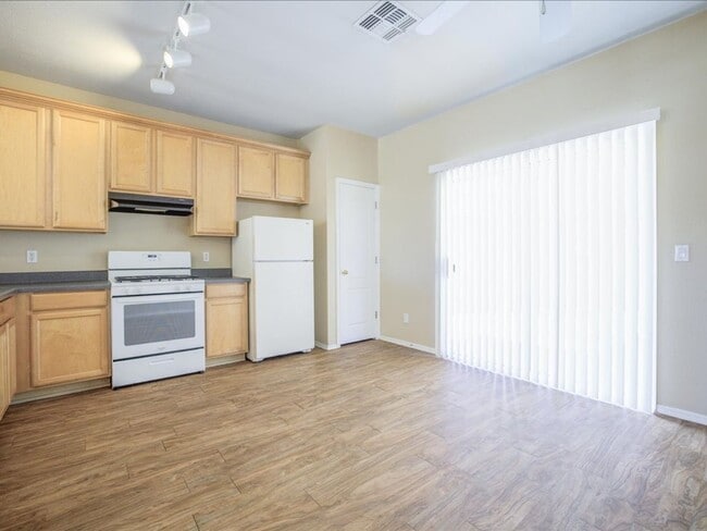 Building Photo - 3 Bedroom 2 Bathroom