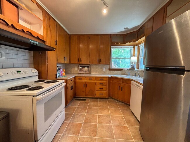 Building Photo - Adorable 3 bed, 1 bath, 1 car midtown bungalow close to the fairground, restaurants and shopping.