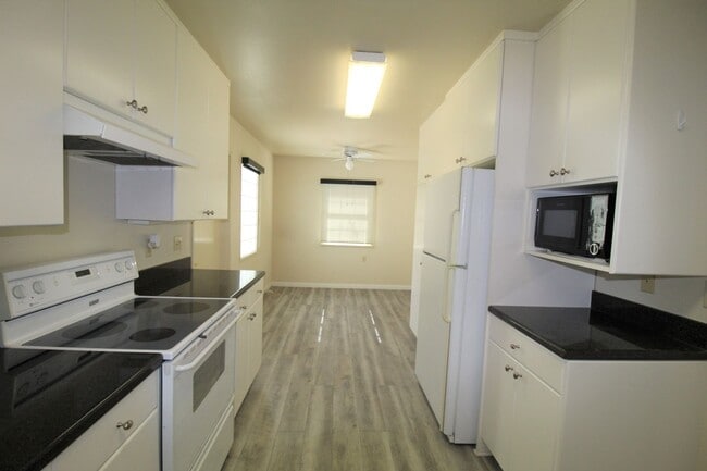 Building Photo - Quaint Home in Desirable Midtown Neighborhood!