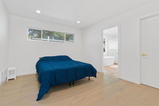 Building Photo - 2418 S 5th St