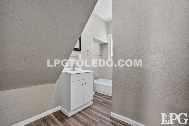 Building Photo - 3905 Peru St