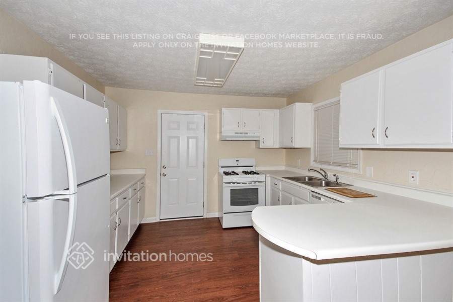 Building Photo - 208 Clydesdale Rd