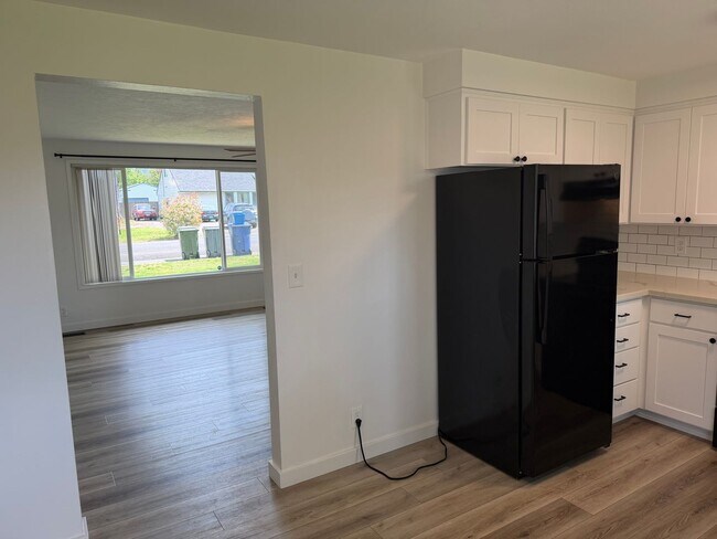 Building Photo - Updated 2 bedroom 1 bath duplex!