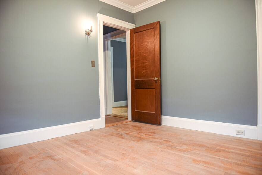 Building Photo - 98 1/2 Main St