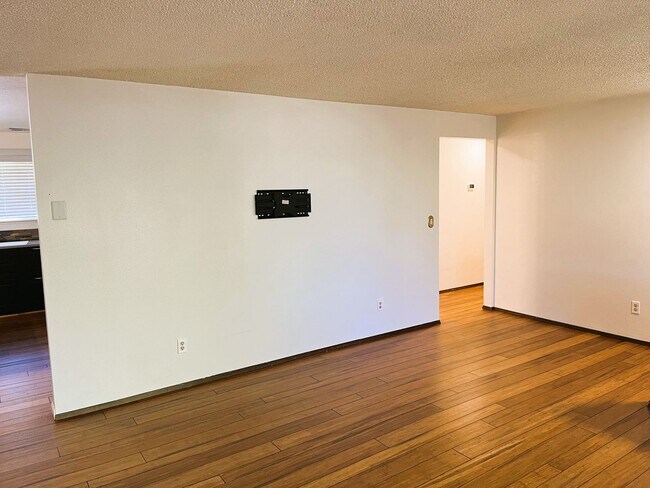 Building Photo - Beautifully Appointed Home on Generous Lot – SE Portland Rental!