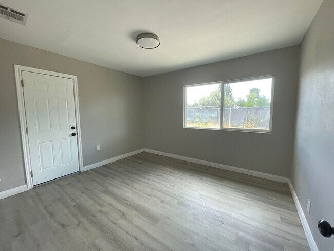 Building Photo - Recently Upgraded Two Bedroom One Bathroom...