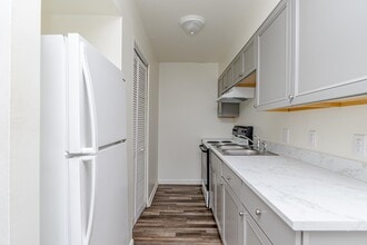 Building Photo - 209 N Woodland Dr