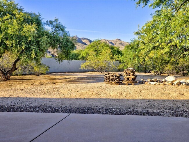 Building Photo - 4 Bedroom 4 Bathroom