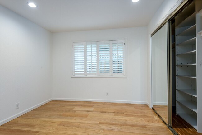 Building Photo - Los Altos 4bd/2.5bth Ranch Home on University Ave.