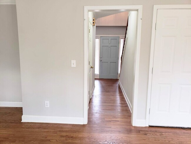 Building Photo - Beautiful 4BR Home In Established Neighborhood.