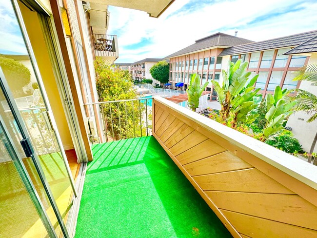 Building Photo - Spacious 1 Bedroom Condo on PCH