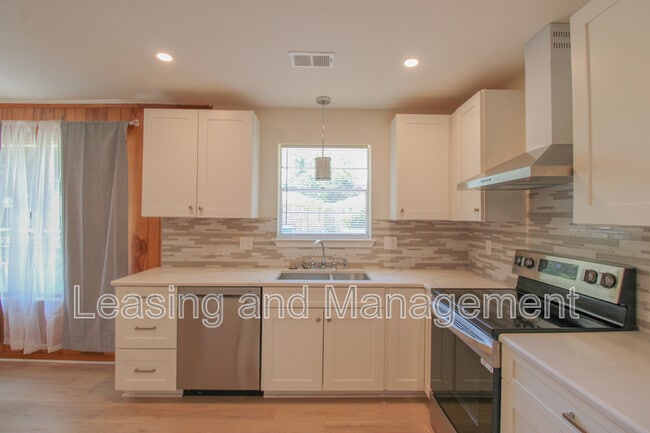 Building Photo - 305 Millcreek Dr