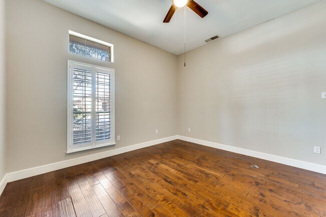 Building Photo - Absolutely Stunning!