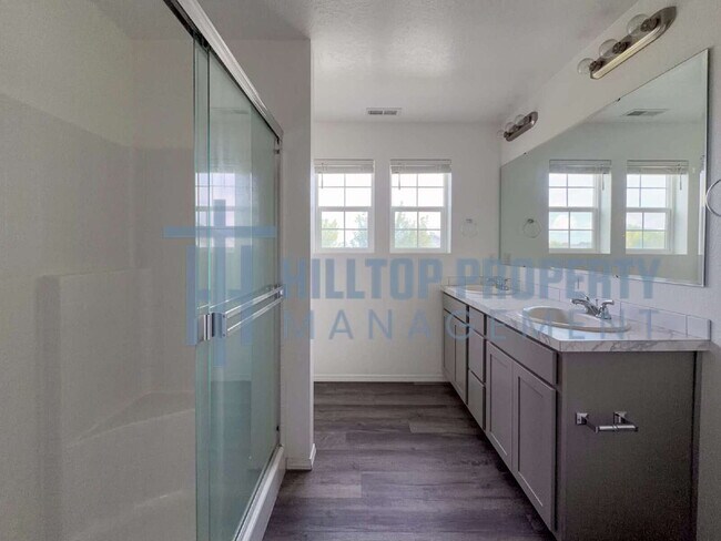 Building Photo - Beautiful 3 Bed, 2.5 Bath